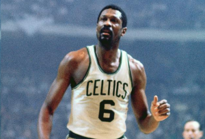 Read more about the article NBA>> 「指環王」NBA 傳奇球星 Bill Russell 過世享壽 88 歲 各名人堂球星 不捨弔念 傳奇殞落!!!!
