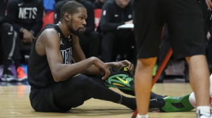 Read more about the article NBA》籃網險勝熱火卻有壞消息!? 杜蘭特膝傷提前退場!!!