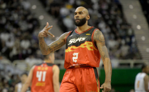 Read more about the article T1>>陛下無預警遭裁!!? 愛妻被迫挺35週孕肚返美 太陽GM回應傳聞指控擺爛?