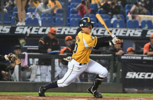 Read more about the article 中職》被日本名將讚有機會旅日 江坤宇開季打擊刷新生涯紀錄!?