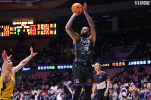 Read more about the article T1聯盟>>NBA前明星中鋒卡森斯出戰第二戰拿25分17籃板 雲豹退特攻6連勝躍昇龍頭!!!